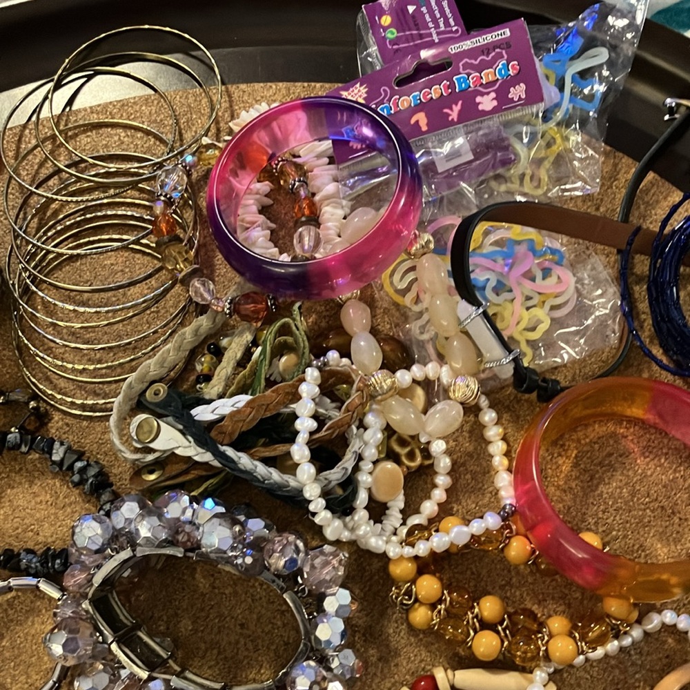 Big lot of ladies/girls assorted bracelets